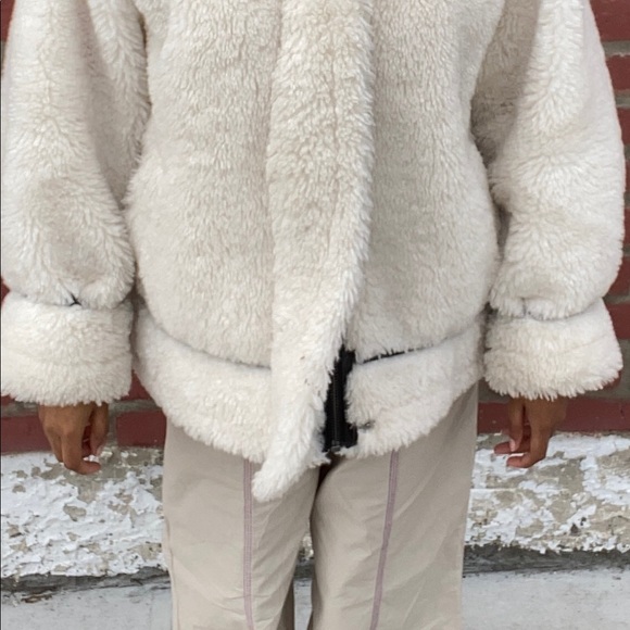 ASOS Design oversized borg aviator with patent - Picture 3 of 3